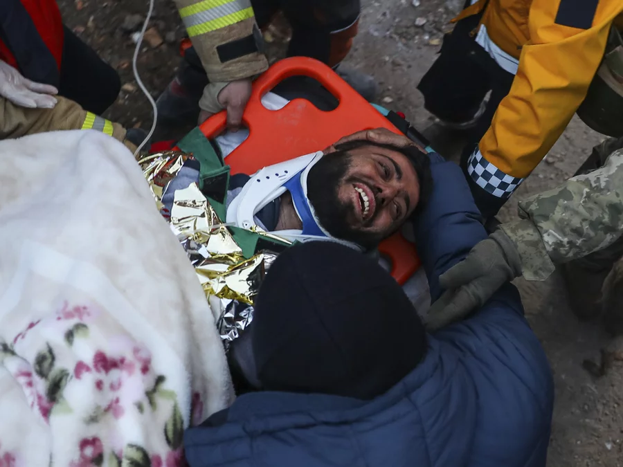 Here are the latest developments from Friday, February 10 on the earthquakes in Turkey and Syria: In the wake of the earthquakes that hit both Turkey and Syria, the dead toll has risen to 23,000. As reported by official media, the Syrian government has given the green light for humanitarian aid to be delivered across the country's front lines amid the ongoing 12-year civil conflict. The official death toll in Turkey is 20,213, which is higher than the number of people killed in the country's devastating earthquake in 1999. There have been at least 3,553 confirmed deaths in Syria. Under increasing pressure at home, Turkish President Recep Tayyip Erdogan has admitted that the country's early response to the earthquakes was inadequate. In spite of the long passage of time since the earthquakes, rescuers continue to pull survivors from the wreckage. UN Secretary-General Antonio Guterres has called for international assistance and has scheduled a donor conference for the following week.